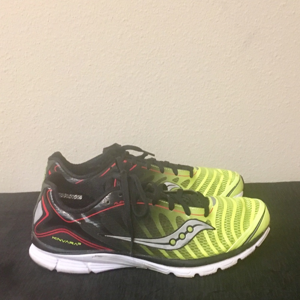 🏃Men’s Saucony black and neon green sneakers.